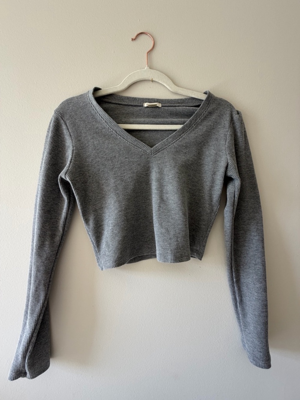 Bozzolo Gray Ribbed V-Neck Long-Sleeve Crop Top